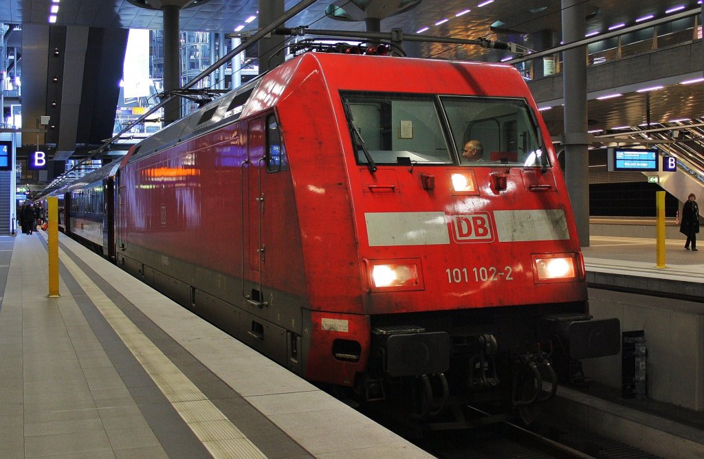 Hier 101 102-2 mit EC177 von Berlin Gesundbrunnen nach Wien Praterstern, dieser Zug stand am 25.2.2012 in Berlin Hbf.(tief).