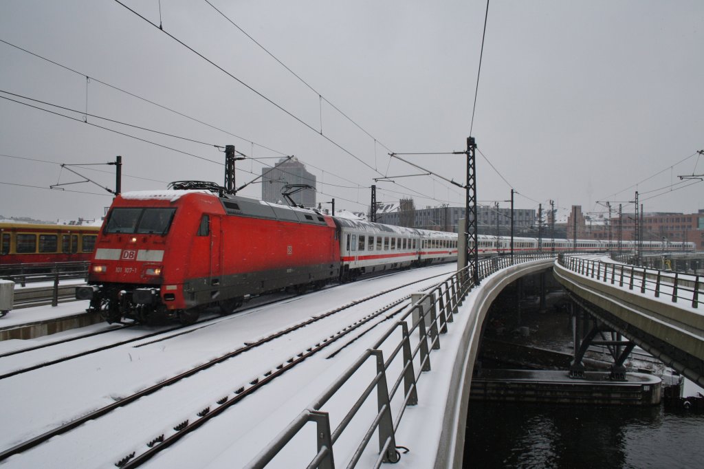 Hier 101 107-1 mit IC146 von Berlin Ostbahnhof nach Amsterdam Centraal, bei der Einfahrt am 10.3.2013 in Berlin Hbf. 