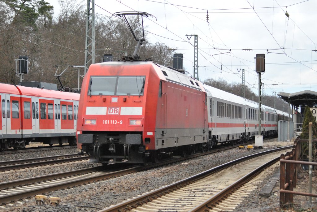 Hier 101 113-9 am 23.01.2012 bei der Durchfahrt von Buchschlag.