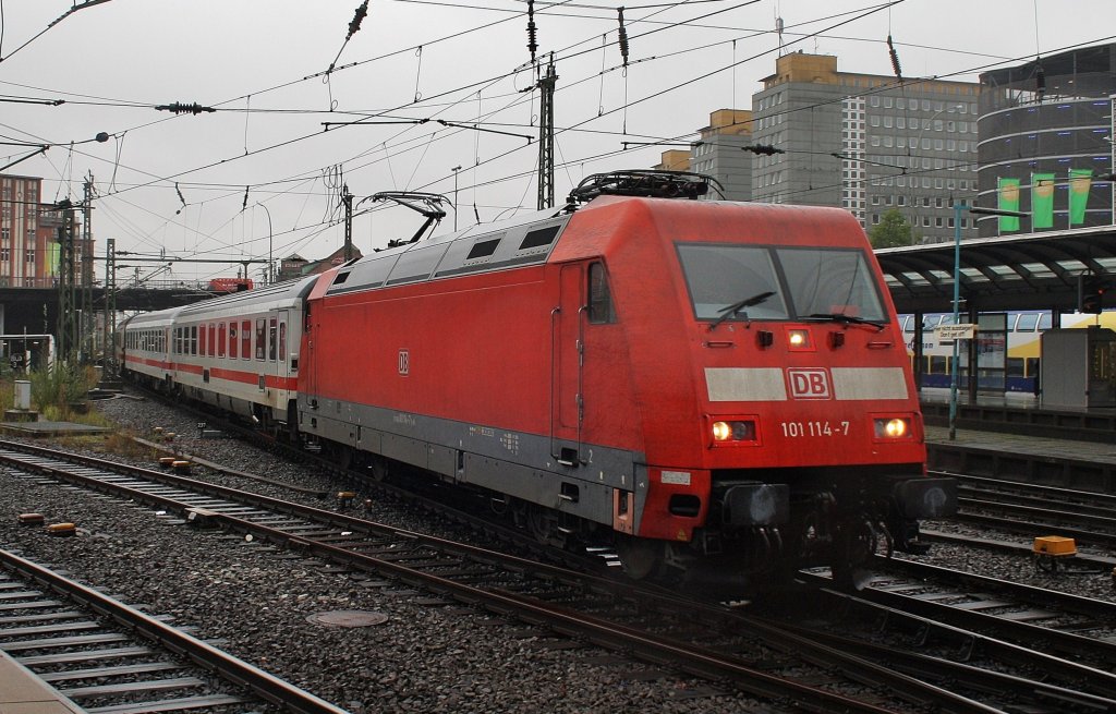 Hier 101 114-7 mit IC2182 von Kassel-Wilhelmshhe nach Stralsund Hbf., bei der Einfahrt am 11.10.2011 in Hamburg Hbf.