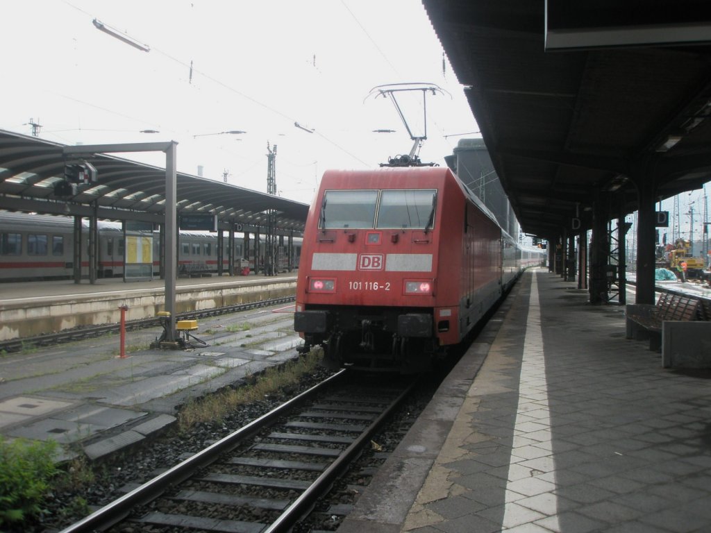 Hier 101 116-2 mit IC2295 von Frankfurt(Main) Hbf. nach Mnchen Hbf., bei der Ausfahrt am 22.7.2010 aus Frankfurt(Main) Hbf.
