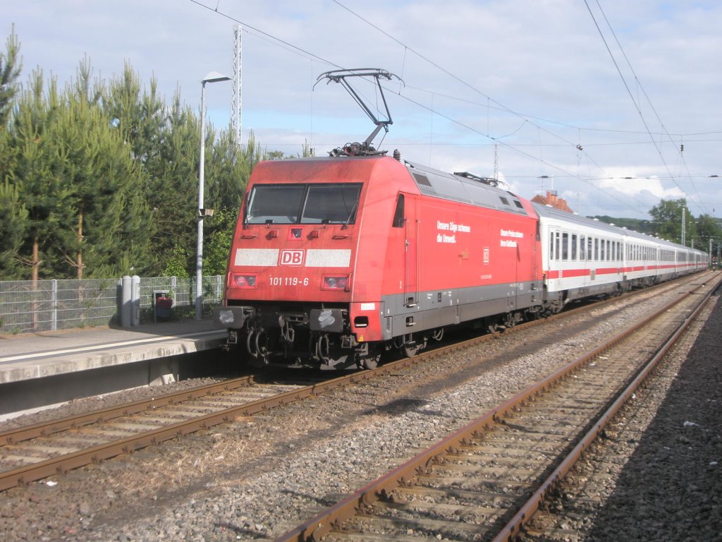 Hier 101 119-6 mit IC1963 von Stralsund Hbf. zum Ostseebad Binz, dieser Zug stand am 19.6.2010 im Ostseebad Binz.