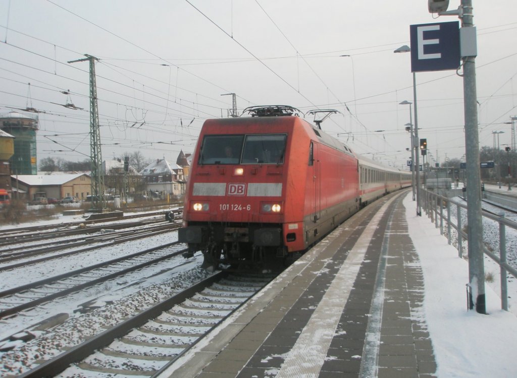 Hier 101 124-6 mit einem IC von Dsseldorf Hbf. zum Ostseebad Binz, bei der Ausfahrt am 19.12.200 aus Angermnde.