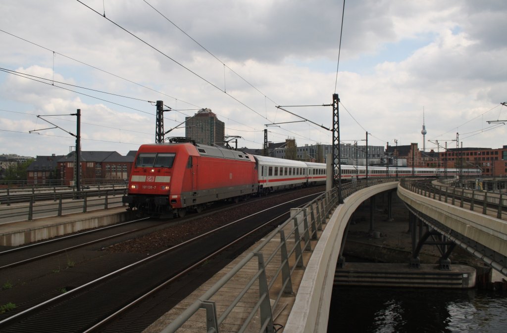 Hier 101 128-7 mit IC144 von Berlin Ostbahnhof nach Amsterdam Centraal, bei der Einfahrt am 1.5.2013 in Berlin Hbf. 