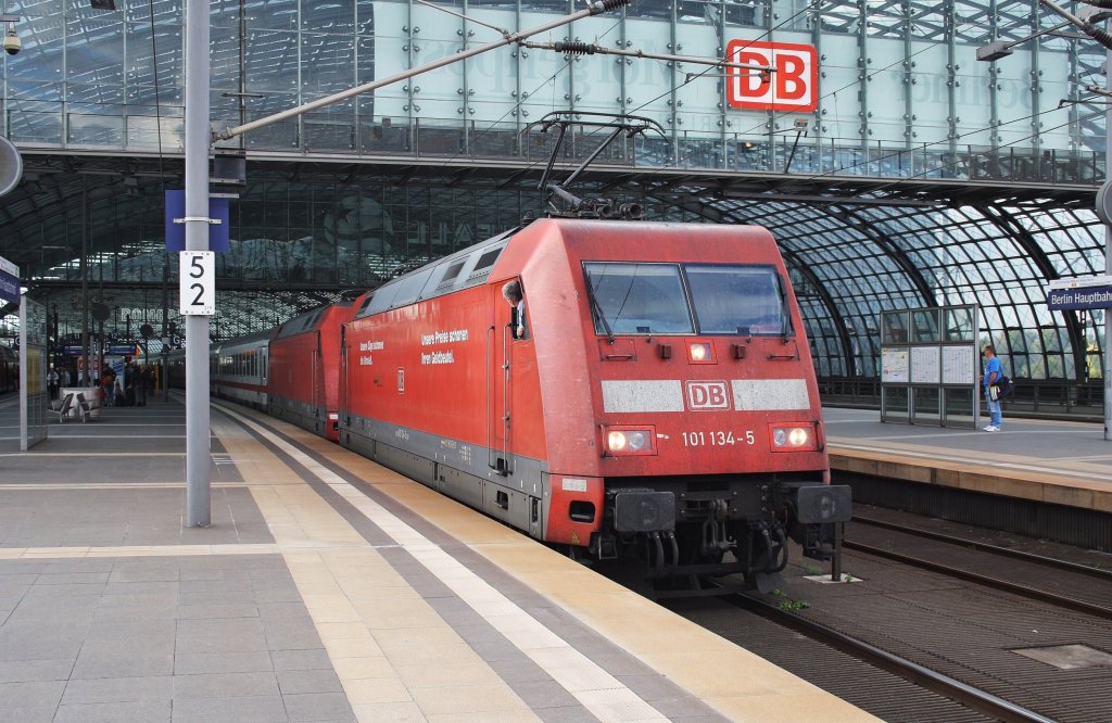 Hier 101 134-5 mit 101 111-3 und IC143 von Schiphol Airport nach Berlin Ostbahnhof, bei der Ausfahrt am 3.10.2012 aus Berlin Hbf.