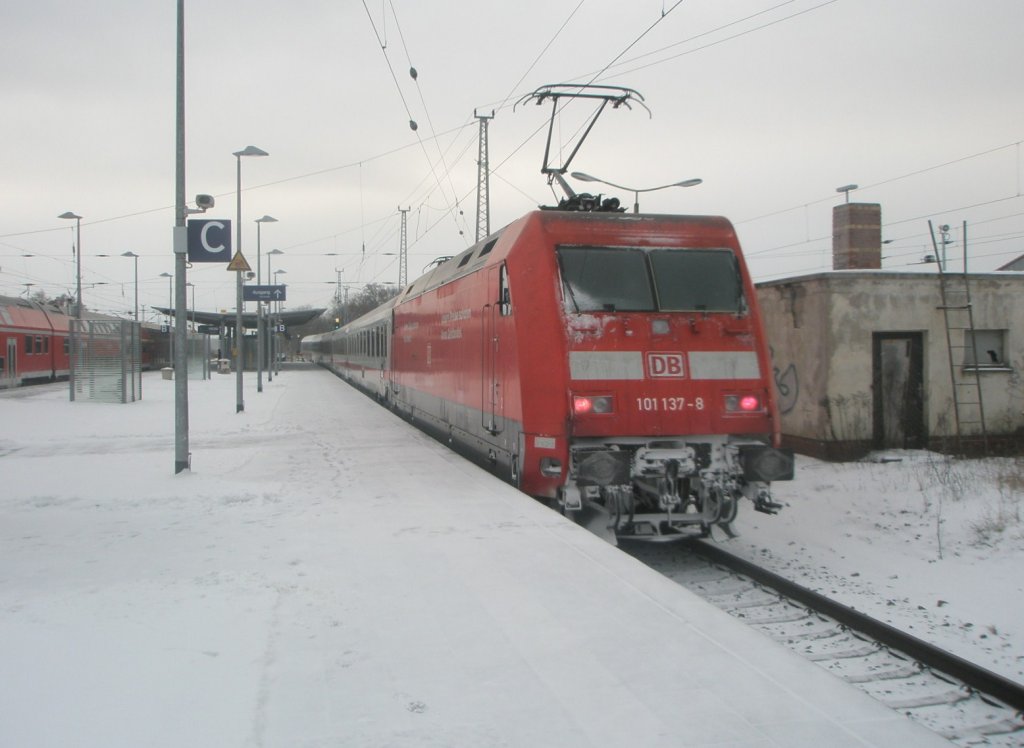 Hier 101 137-8 mit IC2150 von Stralsund Hbf. nach Dsseldorf Hbf., bei der Ausfahrt am 21.12.2009 aus Angermnde.
