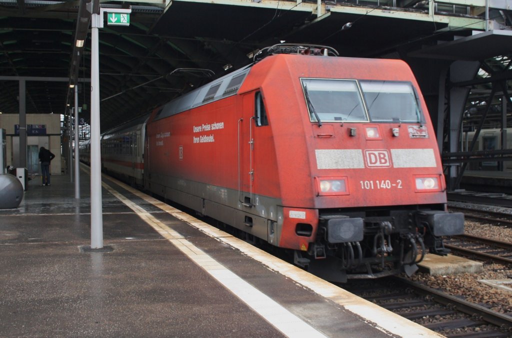 Hier 101 140-2 mit IC2243 von Bad Bentheim nach Berlin Ostbahnhof, bei der Ausfahrt am 18.5.2013 aus Berlin Ostbahnhof, in Richtung Berlin Rummelsburg.