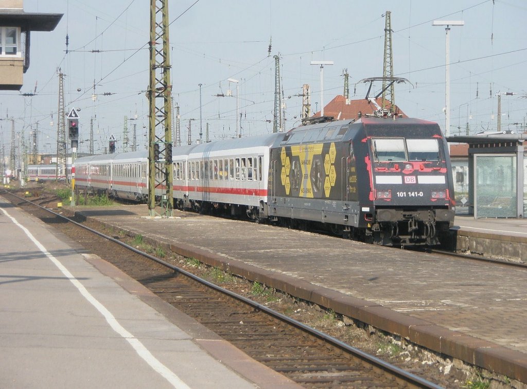 Hier 101 141-0 mit IC1508 von Leipzig Hbf. nach Hamburg-Altona, bei der Ausfahrt am 22.4.2011 aus Leipzig Hbf.