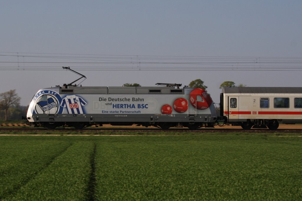 Hier 101 144 -4 Hertha BSC am IC 2024 auf Passau Hbf am 22.04.2011 in Mangolding .