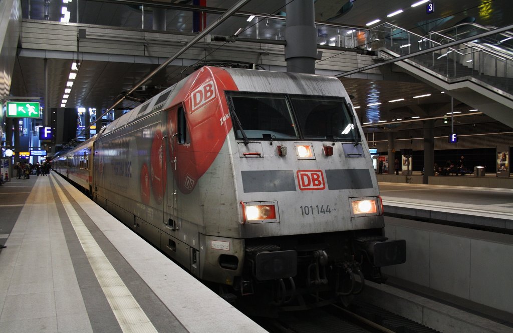 Hier 101 144 mit IC2074 von Dresden Hbf. nach Westerland/Sylt, dieser Zug stand am 25.2.2012 in Berlin Hbf.(tief).
