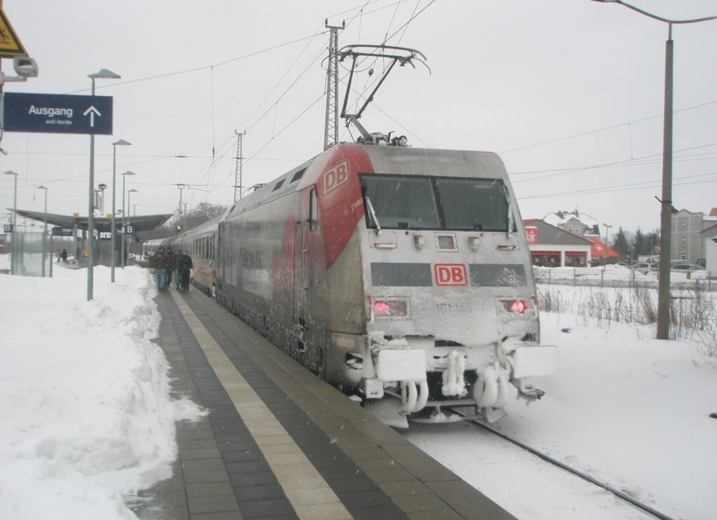 Hier 101 144 mit IC2352 von Stralsund nach Erfurt Hbf., bei der Ausfahrt am 12.2.2010 aus Angermnde.