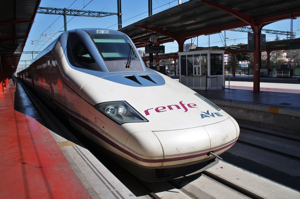 Hier 102 077-1 als AVE2122 von Madrid Chamartin nach Malaga, dieser Triebzug stand am 10.3.2012 in Madrid Chamartin.