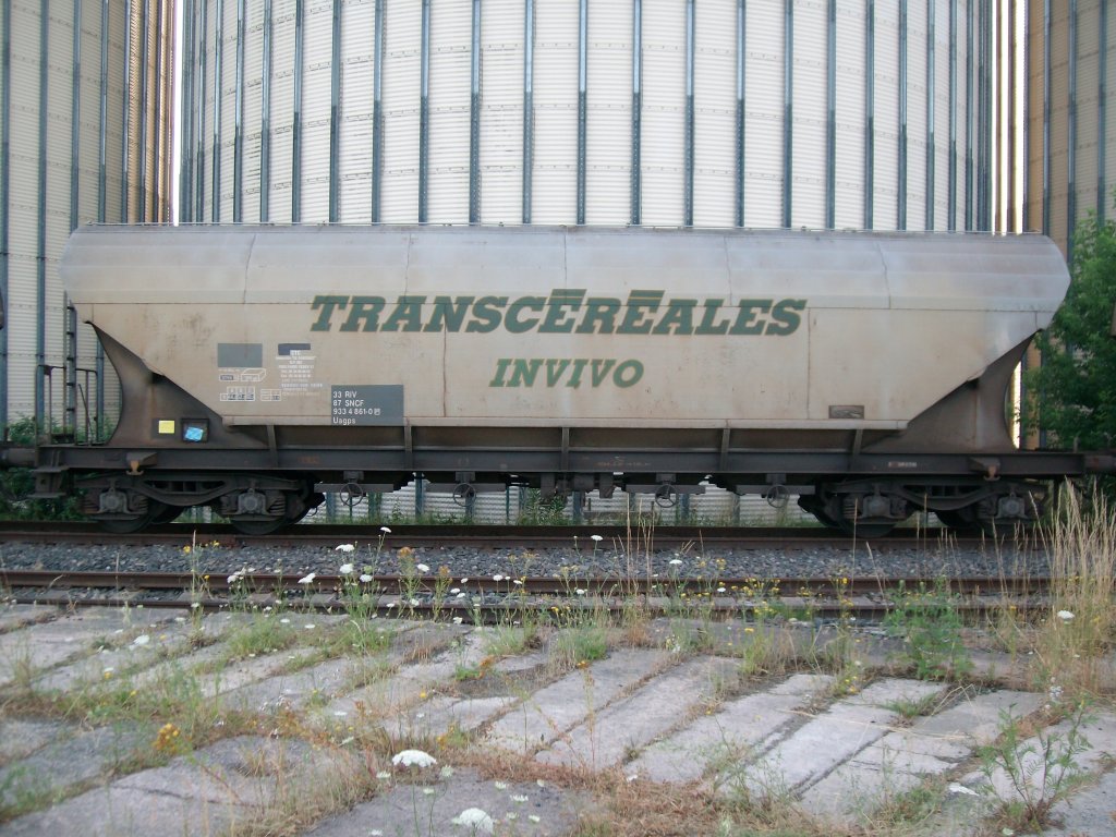 Hier ist einer von 11 franzsischen Getreidewagen(Anschrift: TRANSCEREALES INVIVO) abgestellt in Bad Langensalza Ost.Sie stehen auf den bergabegleis,am 11.7.2010
