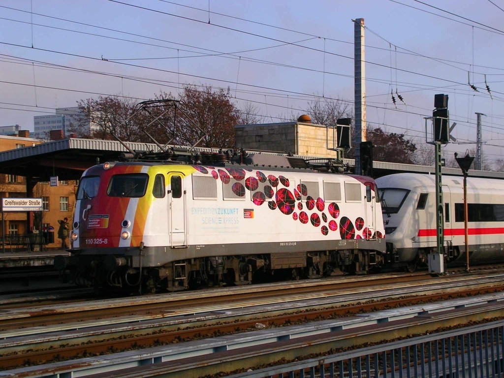 Hier die 110 325-8 vom Science Express mit einem Leer-Intercity am Haken, 2.12.09 13:22  S-Bf Greifwalder Strae, Berlin