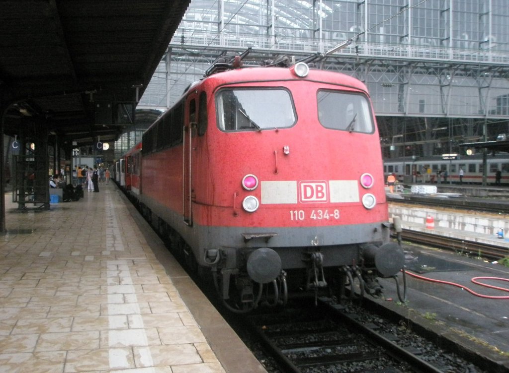 Hier 110 434-8 mit RB60 von Heidelberg Hbf. nach Frankfurt(Main) Hbf., dieser Zug stand am 22.7.2010 in Frankfurt(Main) Hbf.