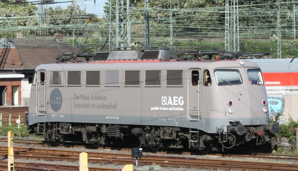 Hier die 110 457-9 am 09.10.2010 in K�ln Bbf aus dem RE9 richtung Siegen fotographiert.
Die Lok hat die AEG Werbung die eigentlicht f�r die 115 350 vorgesehen war. Die AEG Wagen stehen ebenfalls in K�ln Bbf bereit zum auslaufen.