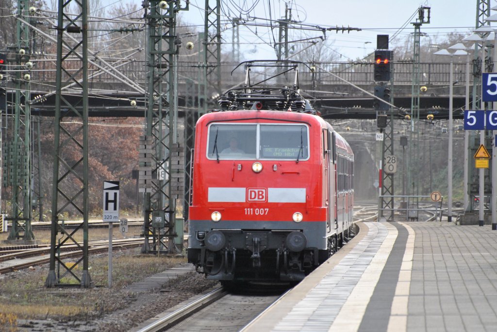 Hier 111 007 bei der Einfahrt in den Darmstdter Hauptbahnhof. Aufgenommen am 29.12.2011.