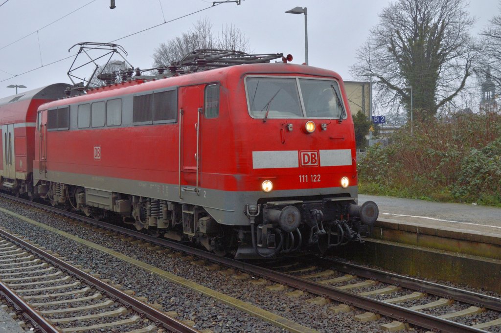 Hier ist die 111 122 in Rheydt Hbf am Freitag den4.1.2013 zu sehen, als sie mit einem RE4-Zug in Richtung Aachen unterwegs ist.