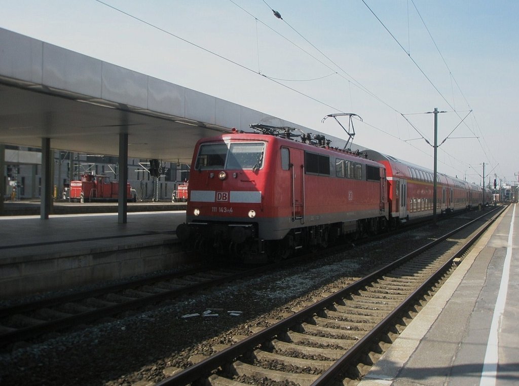 Hier 111 143-4 mit RE14209 von Bielefeld Hbf. nach Braunschweig Hbf., bei der Einfahrt am 7.4.2010 in Hannover Hbf.