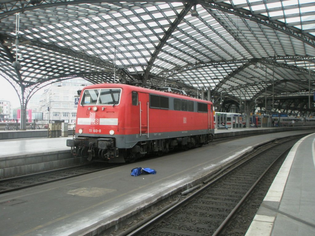Hier 111 160-8, bei der Durchfahrt am 13.10.2010 durch K�ln Hbf.