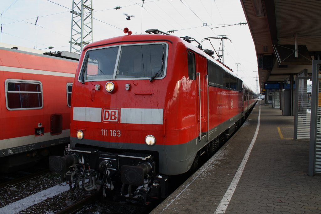 Hier 111 163-2 mit RE19905 von Stuttgart Hbf. nach Nrnberg Hbf., dier Zug stand am 28.11.2010 in Nrnberg Hbf.