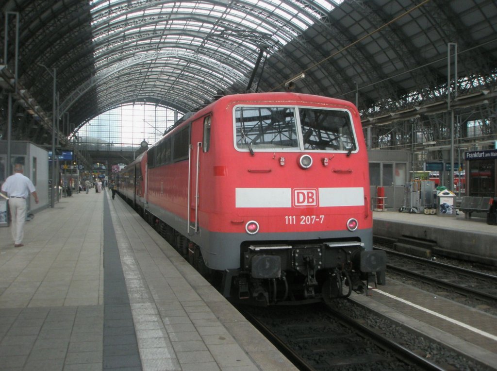 Hier 111 207-7 mit RE 4627 von Frankfurt(Main) Hbf. nach Wrzburg Hbf., dieser Zug stand am 22.7.2010 in Frankfurt(Main) Hbf.