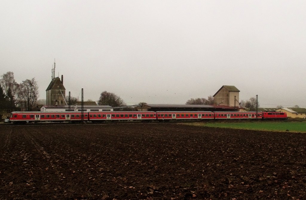 Hier die 111 mit ihrer planm��igen RB.Eigentlich nerven mich ja die  Bimmelbahnen  mit ihrer roten gr�ze vorn dran, aber ich bin froh das wir sie noch haben, denn wenn man wei� was 2012 auf einen Zukommt, dann freust du dich �ber 111 mit RB. 04.12.2009, Moosham
