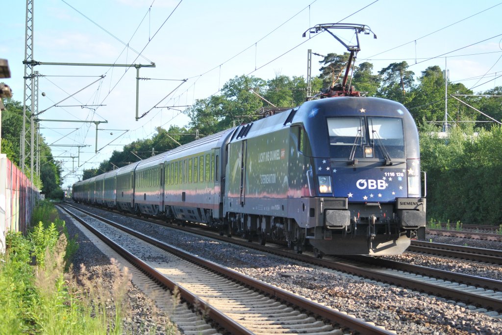 Hier die 1116 126 der BB. Ich find das ist mal eine gelungene Werbelokomotive. Sie ist nicht so Kantik wie die 101 und die Sterne machen sich auch sehr gut. Aufgenommen am 22.06.2012 in Dreieich-Buchschlag.