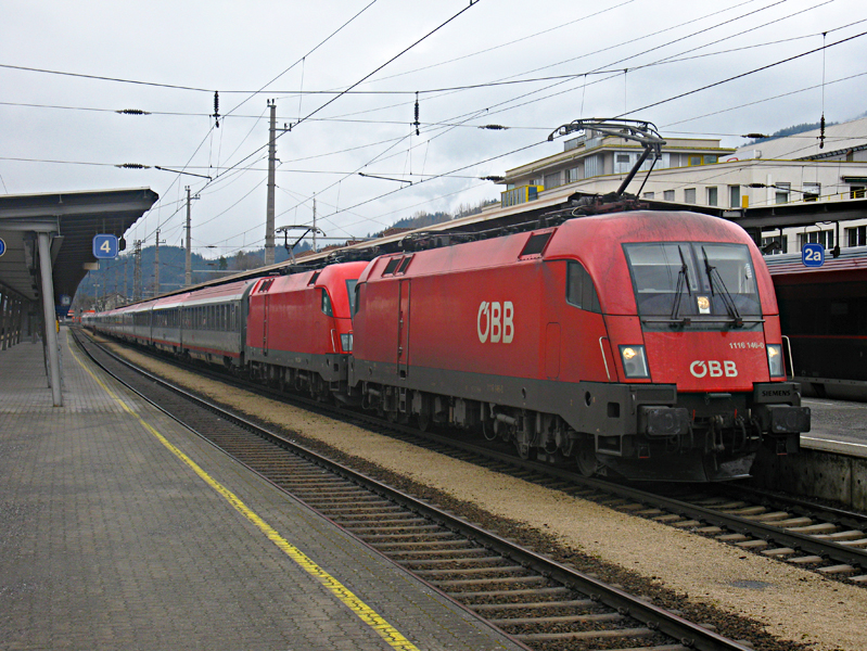Hier die 1116 146 mit Ex-ITL Lok 1116 233 in Bludenz mit dem 16 Wagen langen EC 567 nach Wien West. Bei der Abfahrt hatte der Zug nur noch 14 Wagen ( 5.4.2010 )