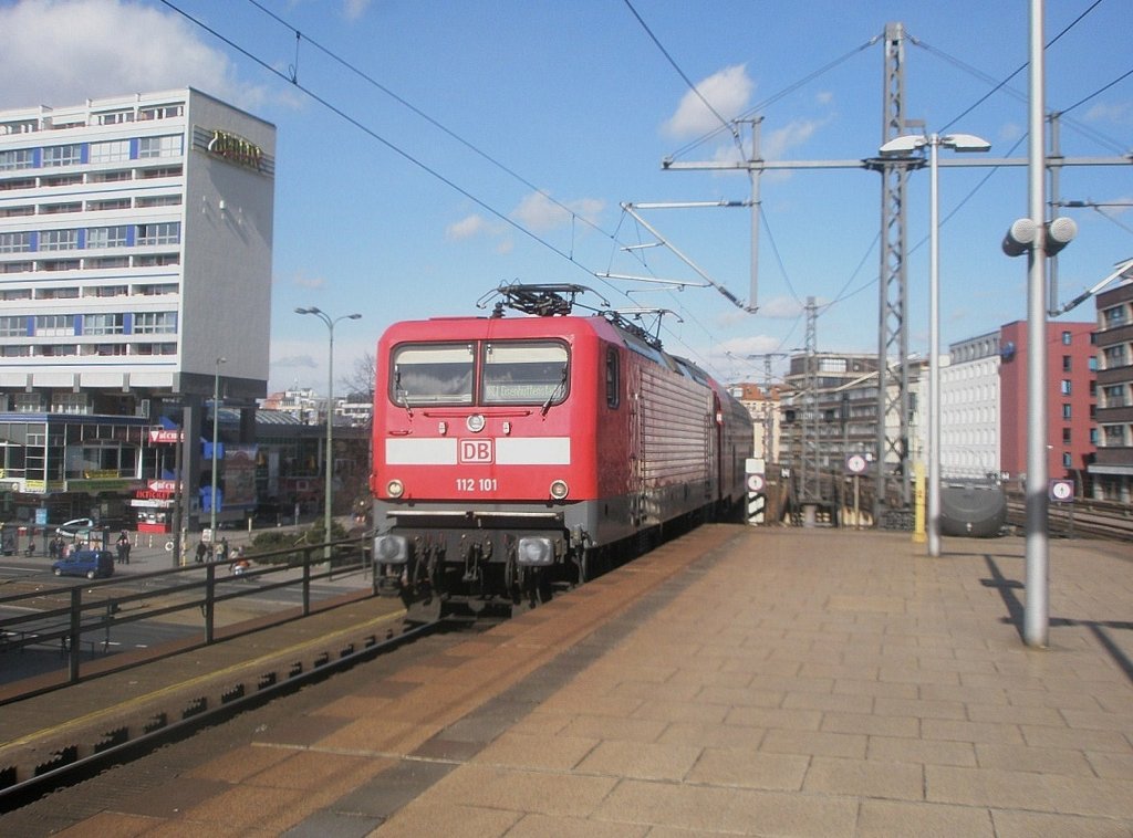 Hier 112 101 mit einem RE1 von Brandenburg nach Eisenhttenstadt, bei der Einfahrt am 1.4.2010 in Berlin Alexanderplatz.