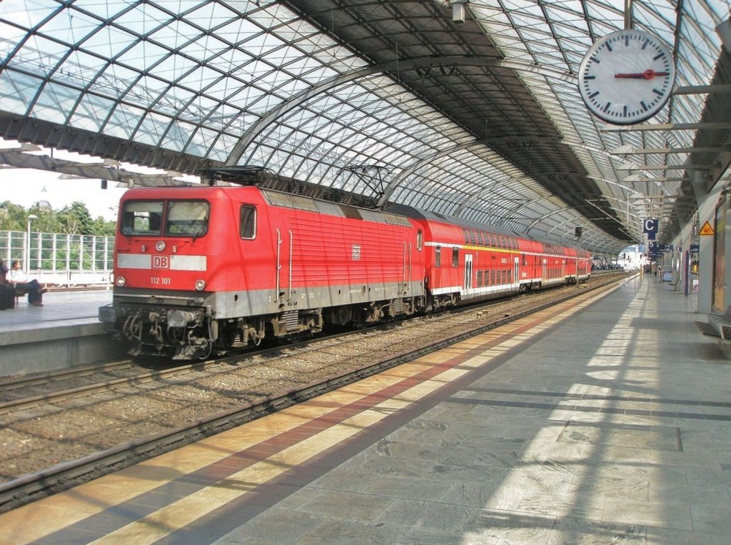 Hier 112 101 mit einem RE2 von Knigs Wusterhausen nach Rathenow, bei der Ausfahrt am 8.7.2011 aus Berlin Spandau.