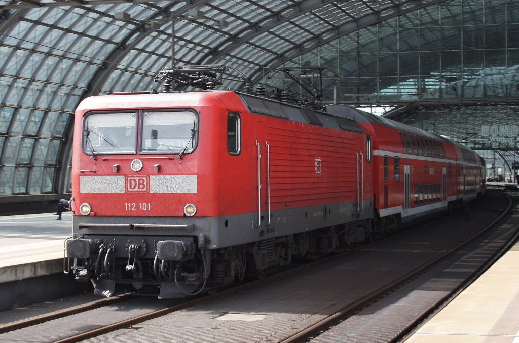 Hier 112 101 mit einem RE1 (RE18115) von Magdeburg Hbf. nach Frankfurt(Oder), bei der Ausfahrt am 30.4.2012 aus Berlin Hbf.