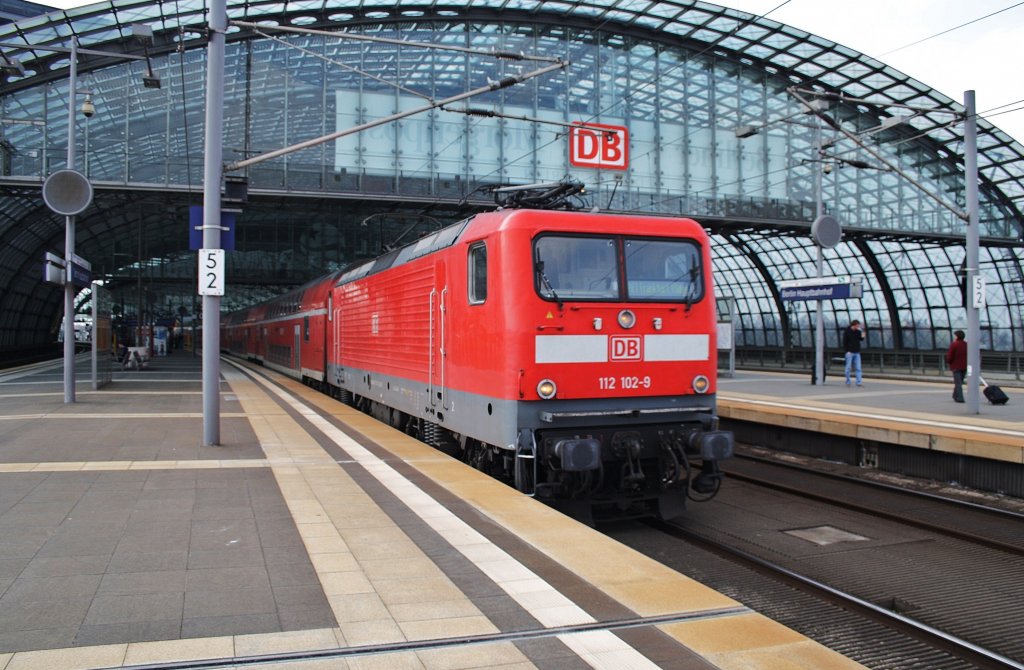 Hier 112 102-9 mit einem RE1 (RE18119) von Magdeburg Hbf. nach Frankfurt(Oder), bei der Ausfahrt am 6.4.2012 aus Berlin Hbf.