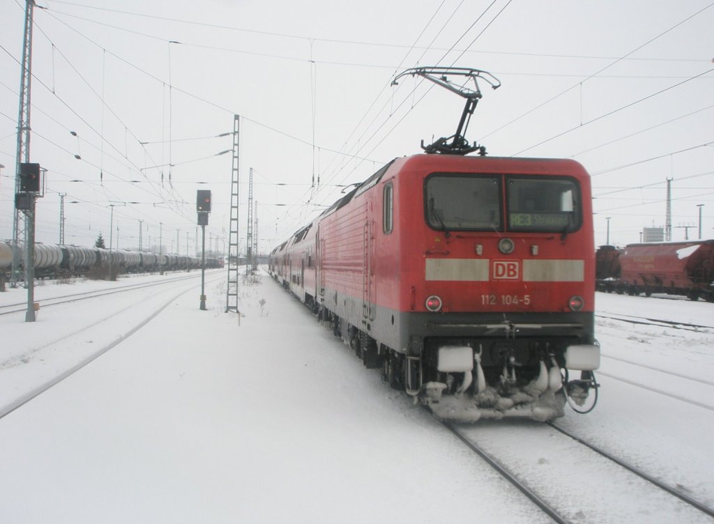 Hier 112 104-5 mit einem RE3 von Wnsdorf-Waldstadt nach Stralsund, bei der Ausfahrt am 14.2.2010 aus Angermnde.