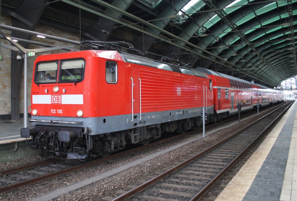 Hier 112 110 mit einem RE1 (RE18117) von Magdeburg Hbf. nach Frankfurt(Oder), dieser Zug stand am 18.5.2013 in Berlin Ostbahnhof. 