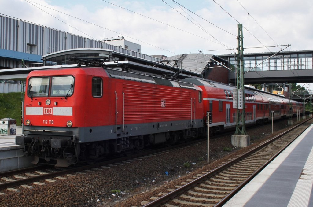 Hier 112 110 mit einem RE5 (RE18508) von Holzdorf(Elster) nach Stralsund Hbf., dieser Zug stand am 27.6.2013 in Berlin Gesundbrunnen. 