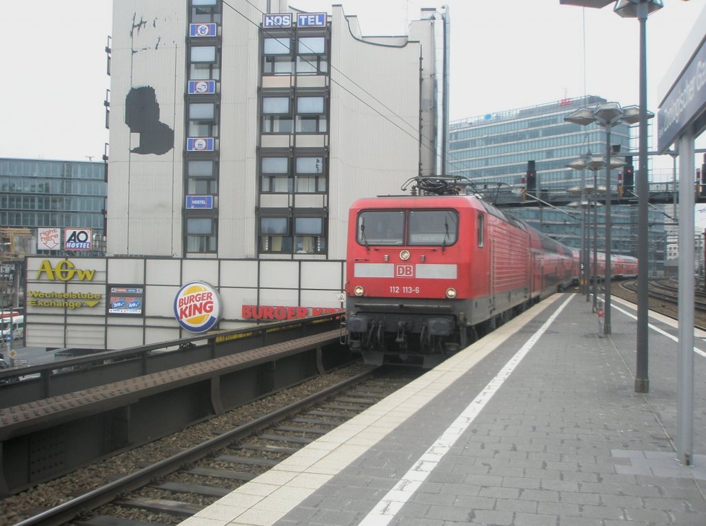 Hier 112 113-6 mit einem RE1 von Magdeburg nach Frankfurt(Oder), bei der Einfahrt am 20.3.2010 in Berlin Zoologischer Garten.