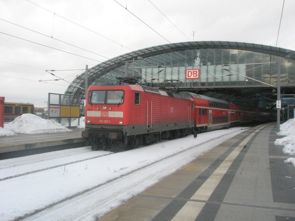 Hier 112 120-1 mit einem RE2 von Cottbus nach Rathenow, bei der Ausfahrt am 3.2.2010 aus Berlin Hbf.