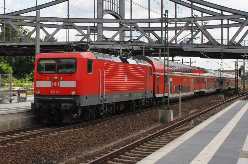 Hier 112 120 mit einem RE5 (RE18507) von Stralsund Hbf. nach Holzdorf(Elster), bei der Einfahrt am 27.6.2013 in Berlin Gesundbrunnen. 
