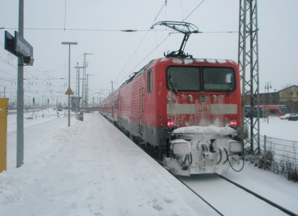 Hier 112 123 mit einem RE3 von Wnsdorf-Waldstadt nach Schwedt/Oder, bei der Ausfahrt am 10.1.2010 aus Angermnde.