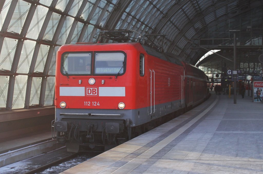 Hier 112 124 mit einem RE1 (RE18183) von Brandenburg Hbf. nach Frankfurt(Oder), bei der Ausfahrt am 26.1.2013 aus Berlin Hbf. 
