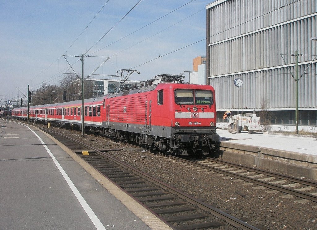 Hier 112 128-4 mit RE14619 von Hannover Hbf. nach Wolfsburg Hbf., bei der Bereitstellung am 7.4.2010 in Hannover Hbf.