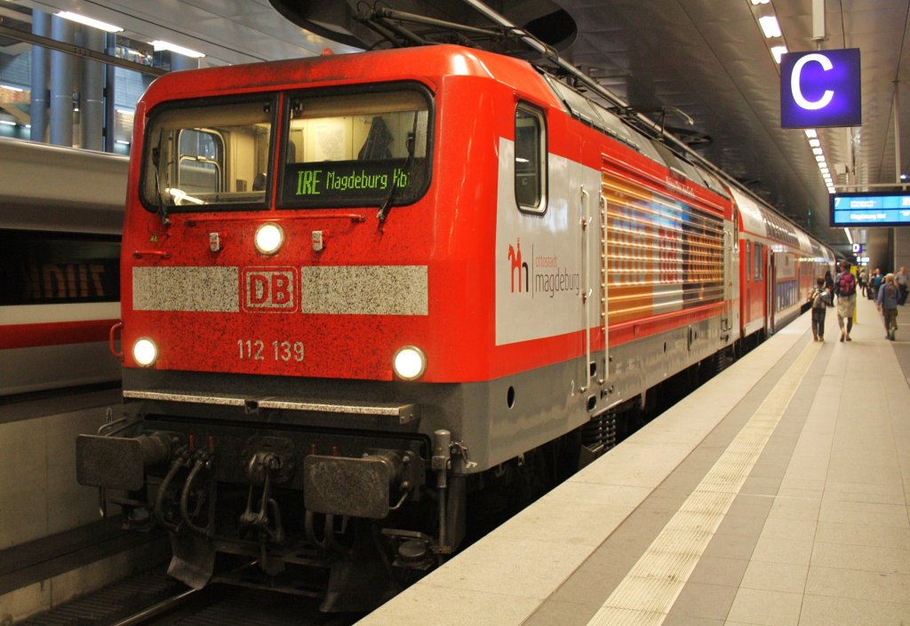 Hier 112 139 mit einem IRE25 (IRE4278) von Berlin Hbf.(tief) nach Magdeburg Hbf., dieser Zug stand am 30.4.2012 in Berlin Hbf.