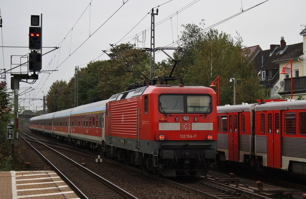 Hier 112 154-0 mit einem R70 von Hamburg Hbf. nach Flensburg, bei der Ausfahrt am 9.10.2011 aus Elmshorn.