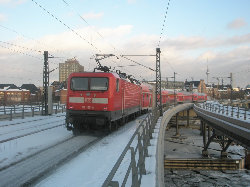 Hier 112 165-6 mit einem RE2 von Rathenow nach Cottbus, bei der Ausfahrt am 3.2.2010 aus Berlin Hbf.