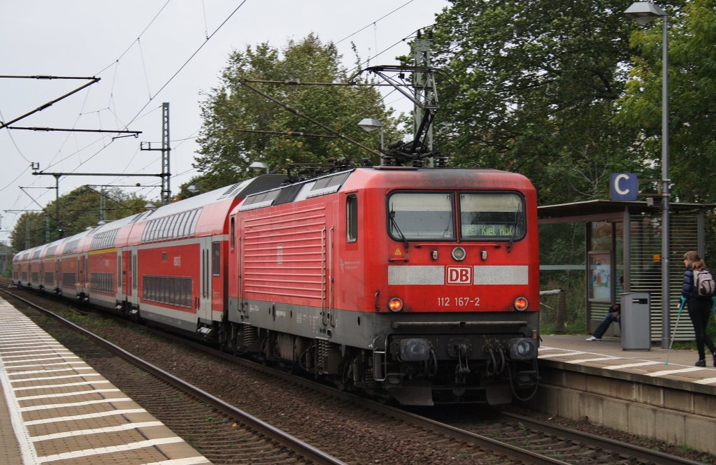 Hier 112 167-2 mit RE21024 von Hamburg Hbf. nach Kiel Hbf., bei der Ausfahrt am 9.10.2011 aus Elmshorn.