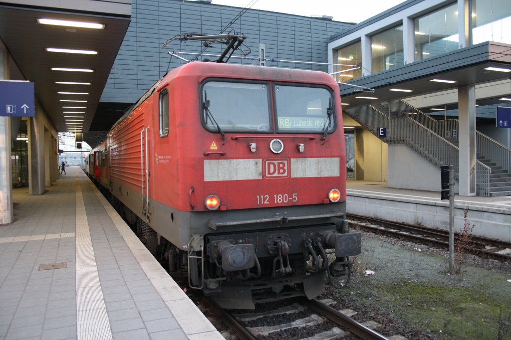 Hier 112 180-5 mit RB21526 von Lübeck-Travemünde Strand nach Lübeck Hbf., dieser Zug stand am 31.1.2011 in Lübeck Hbf.