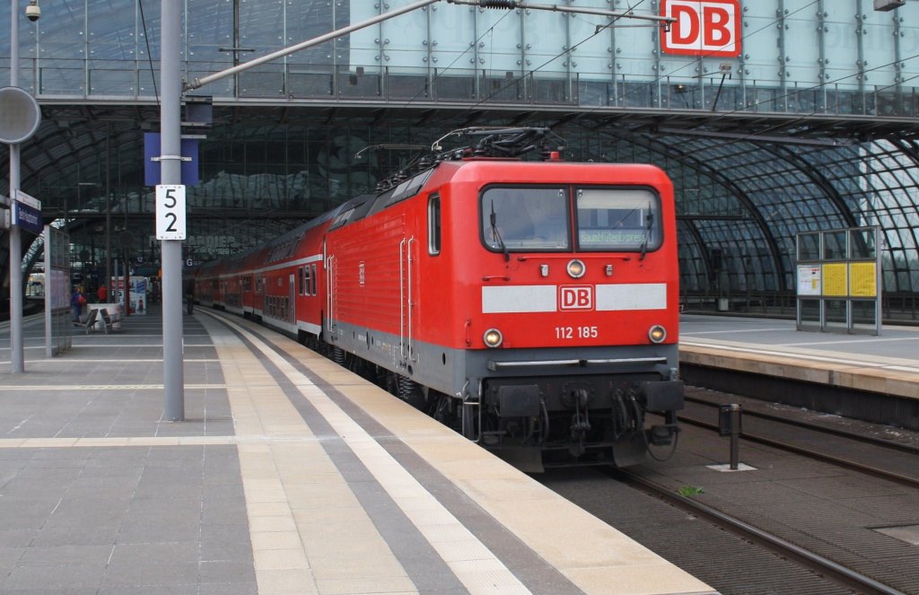 Hier 112 185 mit einem RE1 (RE18069)  Baumblten-Express  von Werder(Havel) nach Berlin Ostbahnhof, bei der Ausfahrt am 1.5.2013 aus Berlin Hbf. 