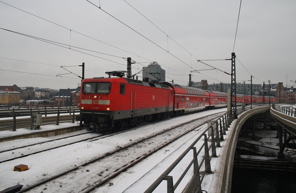 Hier 112 189 mit einem RE1-Leerpark, bei der Durchfahrt am 15.12.2012 durch Berlin Hbf., in Richtung Berlin Zoologischer Garten.