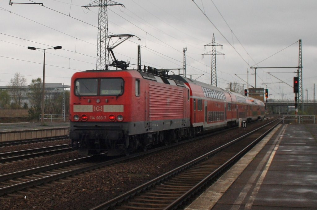 Hier 114 003-7 mit einem RE2 (RE37366) von Wismar nach Cottbus, bei der Durchfahrt am 27.4.2013 durch Berlin Schnefeld Flughafen, in Richtung Berlin Grnauer Kreuz 